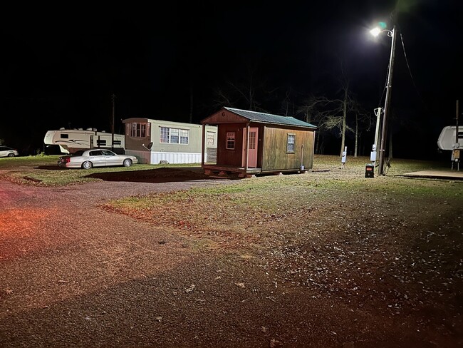 Building Photo - Charming 1-Bedroom Mobile Home Oasis in Lo...