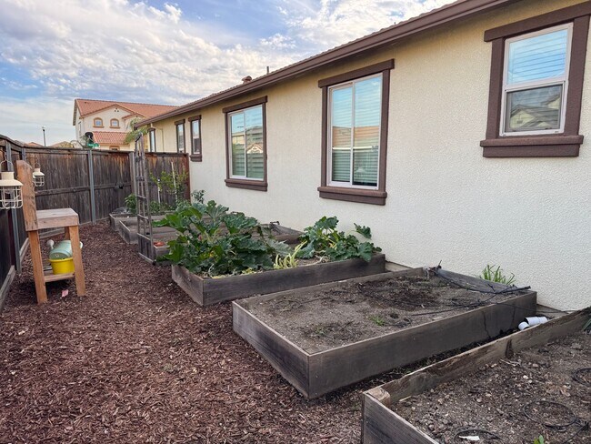Building Photo - Immaculate Roseville property with solar!