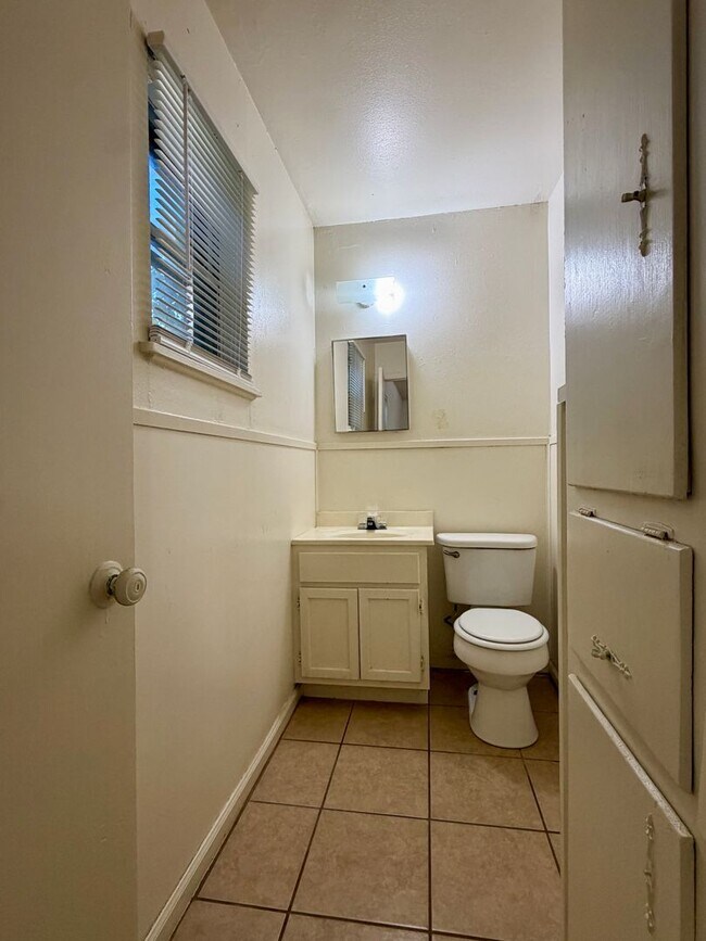 Building Photo - 5043 Inwood Dr