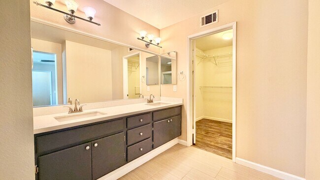 Building Photo - Bright & Lovely Two Story Townhome in the VistaMonte at San Luis Rey HOA Community of Oceanside!