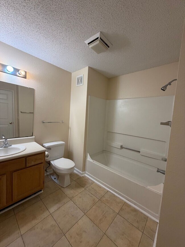 Building Photo - Cozy 2B/2B Unfurnished Condo in the Heart of Destin!