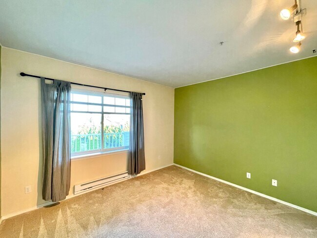 Building Photo - Spacious Top-Floor 3-Bedroom Condo