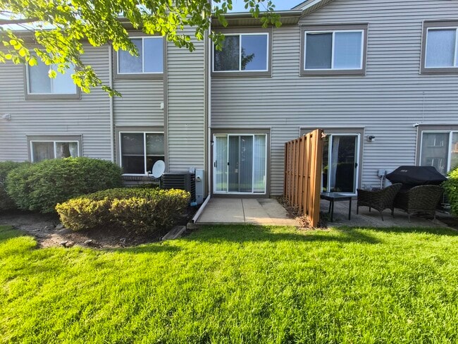 Building Photo - 1015 Woodview Ct