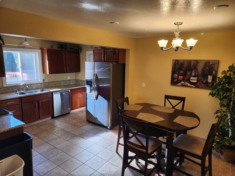 Building Photo - 6050 SW Taylors Ferry Rd