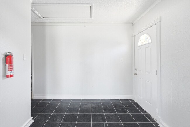 Building Photo - 2930 Lancer Ln