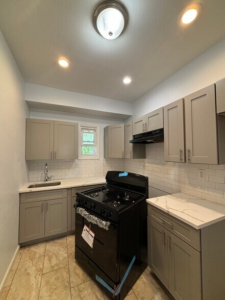Building Photo - 12 Howell Pl