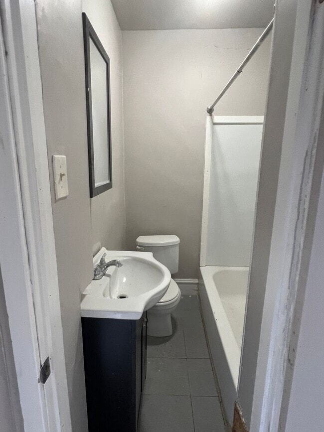 Building Photo - 519 E 9th St