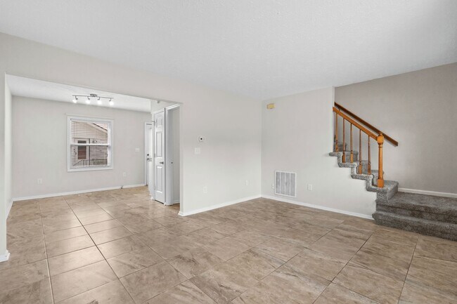 Building Photo - End unit of a Triplex within walking dista...