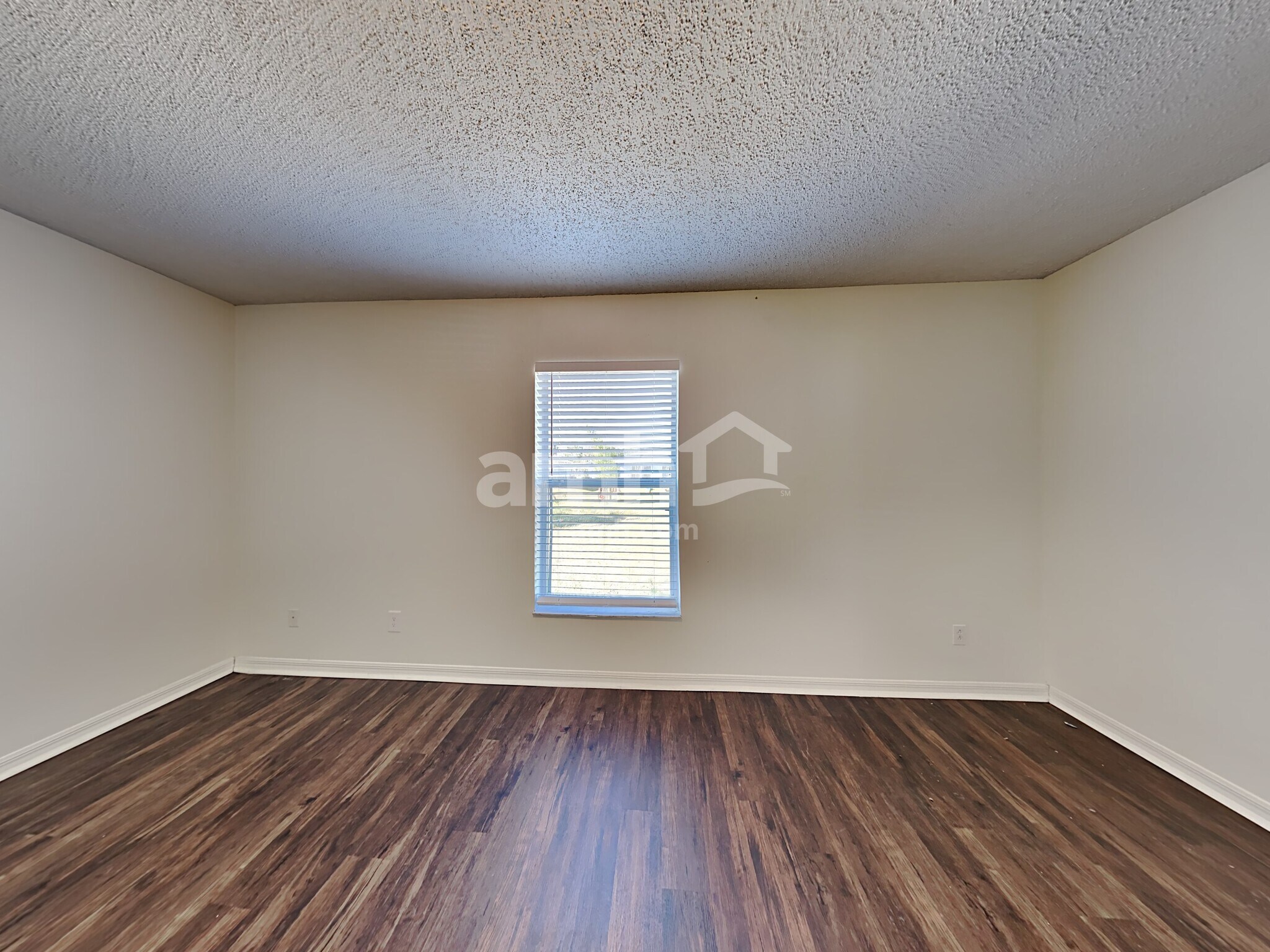 Building Photo - 581 NW Goldcoast Ave