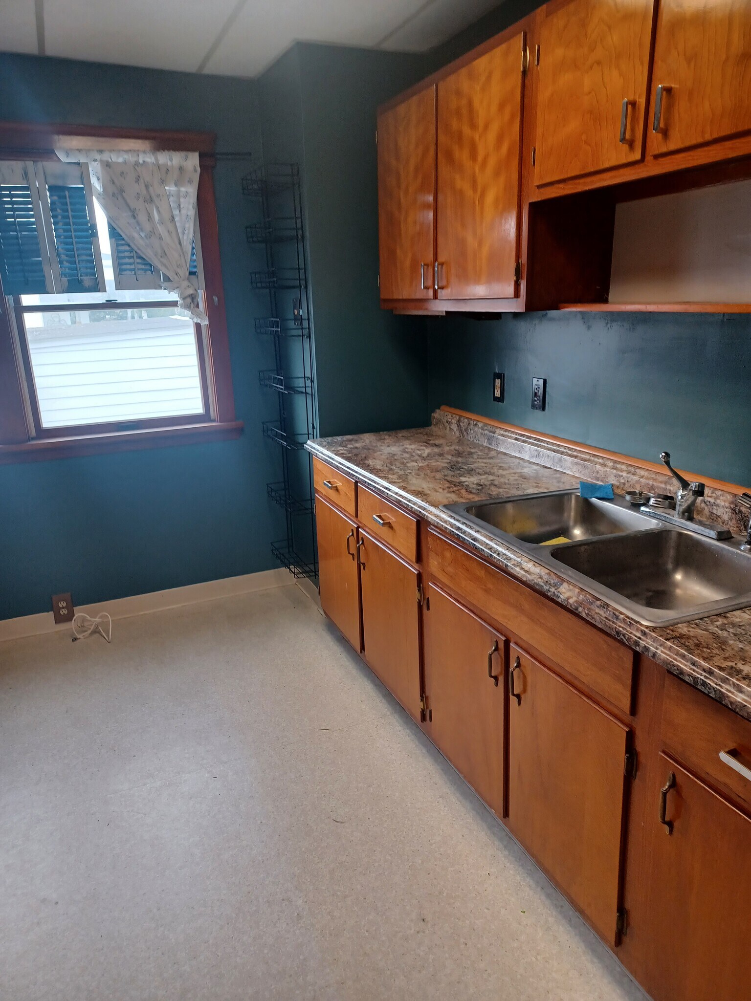 kitchen - 17405 Woodford Ave