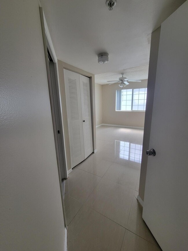 Building Photo - 1400 Crestwood Ct S