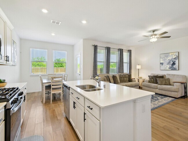 Building Photo - 3413 Kingsview Dr