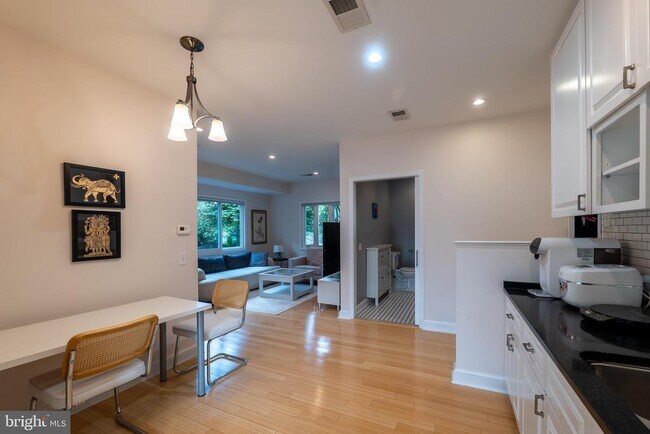 Building Photo - 4614 ROXBURY Dr
