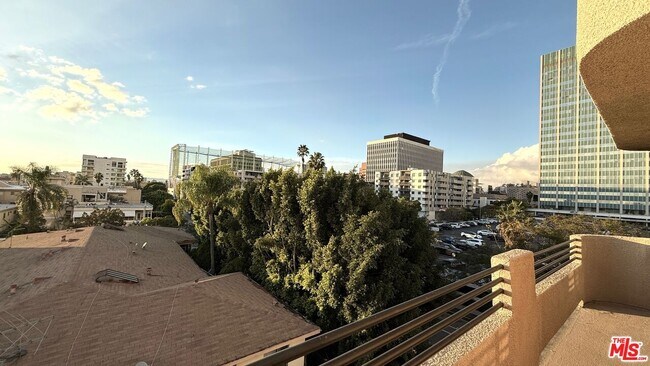 Building Photo - 701 S Kingsley Dr