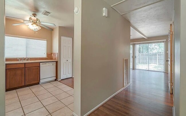 Building Photo - 1202 E Red Cedar Cir