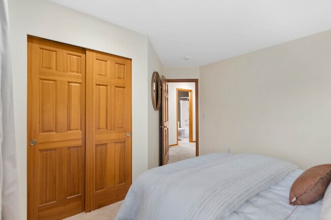 Building Photo - Beautiful End-Unit Townhome in Highland Parc | Water & Sewer Included!- AVAILABLE NOW FOR RENT!!