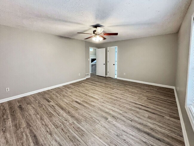 Building Photo - Beautiful 4 BR 3.5 BA Home in Marietta!