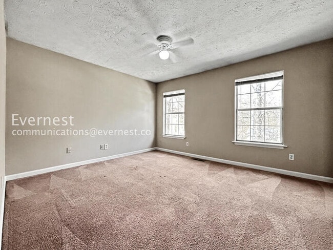 Building Photo - 2 Bed/1.5 Bath Townhome with Modern Amenities / Pet-Friendly / Coming Soon!