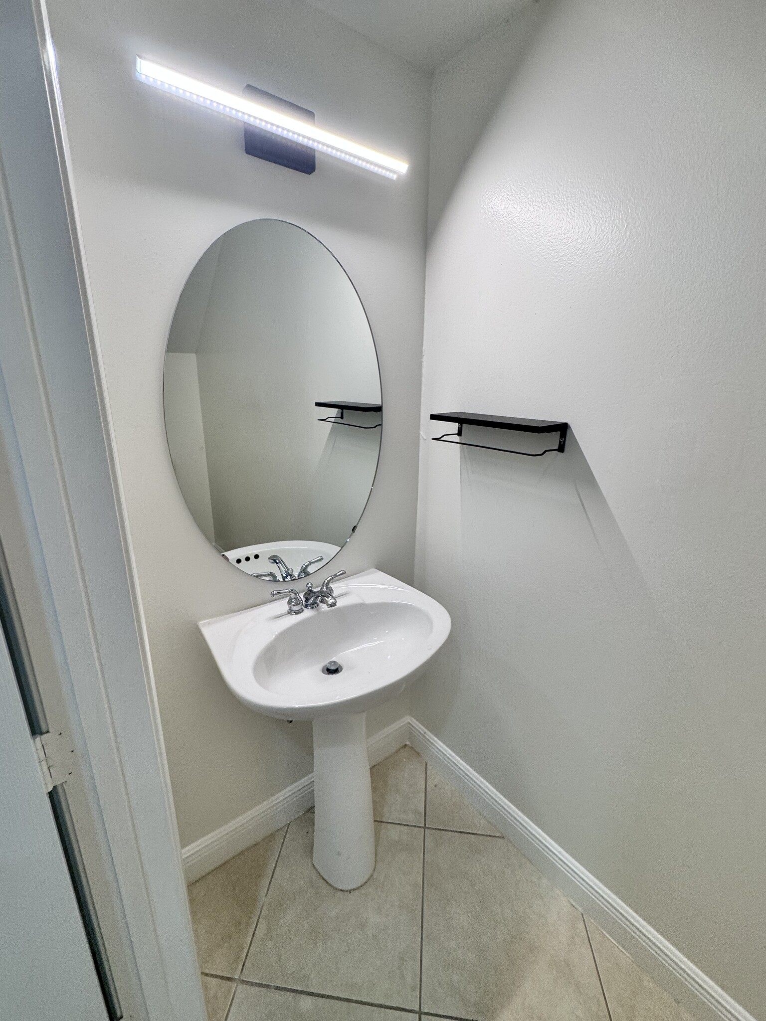 1/2 bath - 898 University Blvd