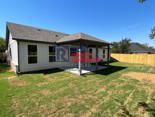 Building Photo - Stylish 3 Bed, 2 Bath Home in Gated Lakeside Community!
