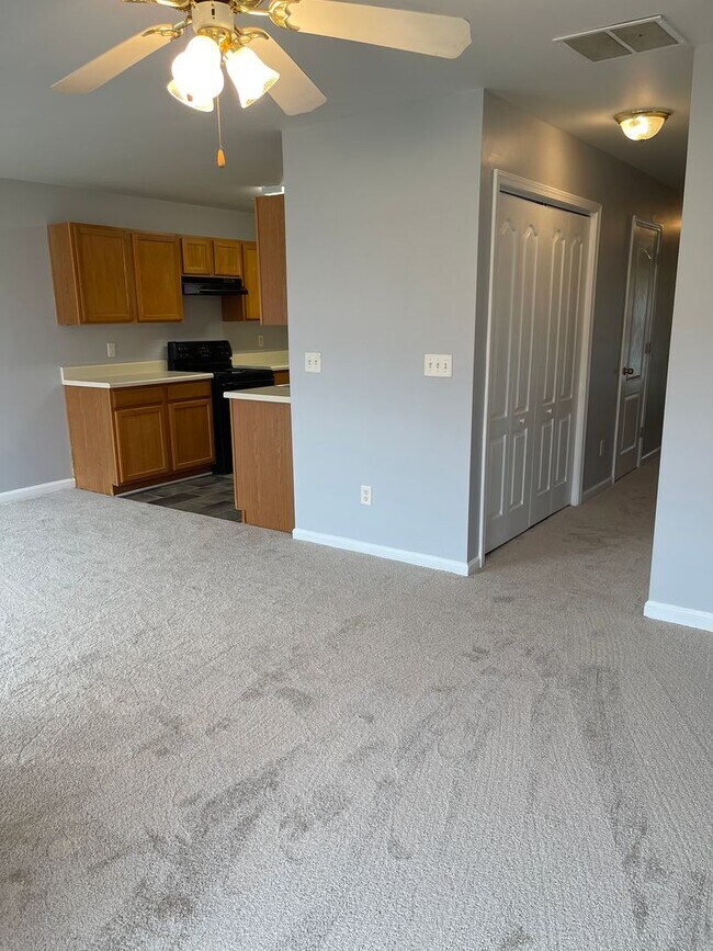 Building Photo - Spacious Townhouse