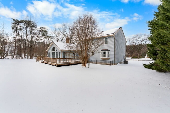 Building Photo - "Charming 4-Bedroom Retreat with Sun Room Scenic Views