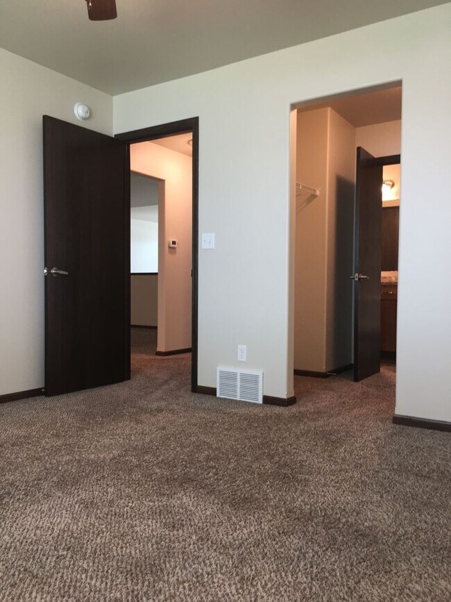 Building Photo - 3 Bed 2 Bath Twin Home