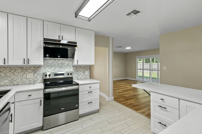 Building Photo - Renovated Winter Park Pines Home for Lease