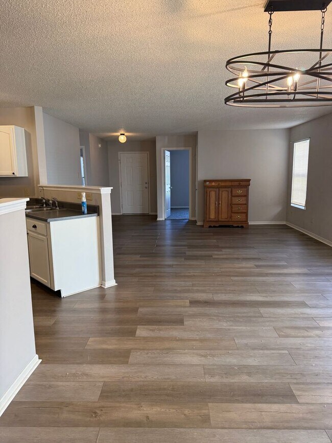 Building Photo - Southside 3/2 home with attached 2 car garage