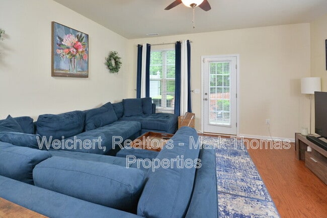 Building Photo - 100 Stratford Lakes Dr