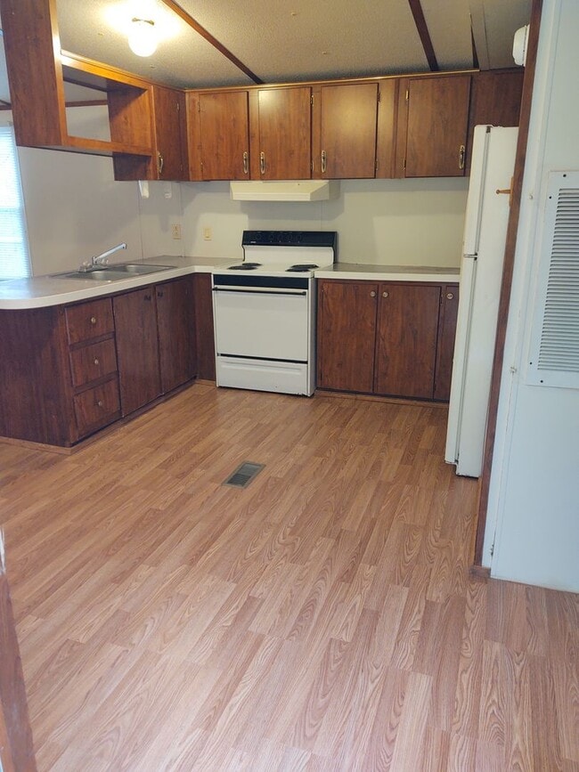 Building Photo - 2 Bedroom 1 bath Trailer in Whittier  $950 a month