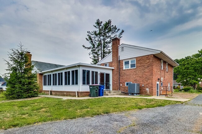 Building Photo - 5 Bed / 3 Bath / deep lot/ 2 driveways and...