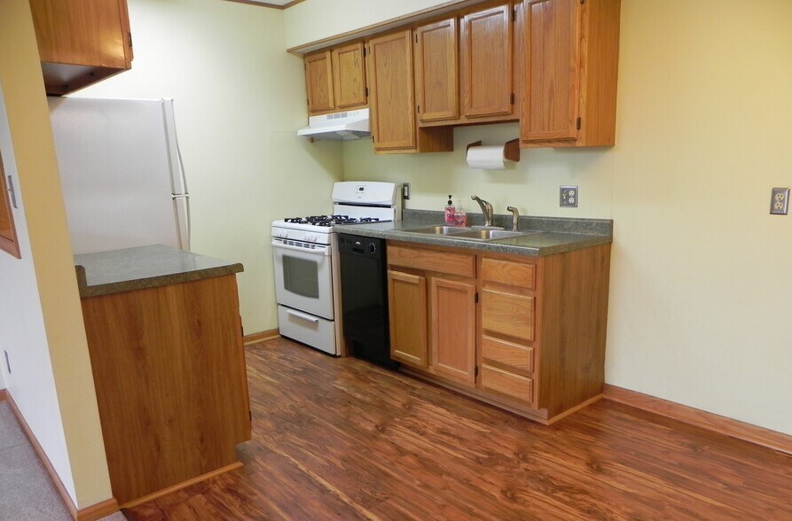 Building Photo - 125 Twin Oaks Dr
