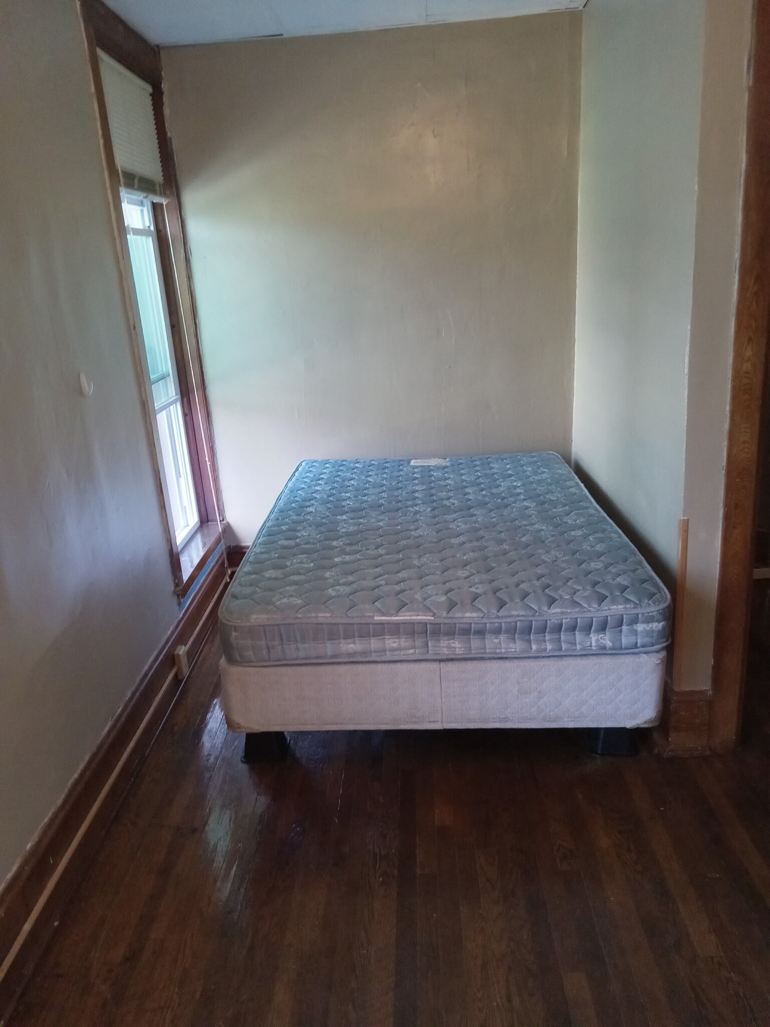 Apt 4 - upstairs front BR - 523 E State St