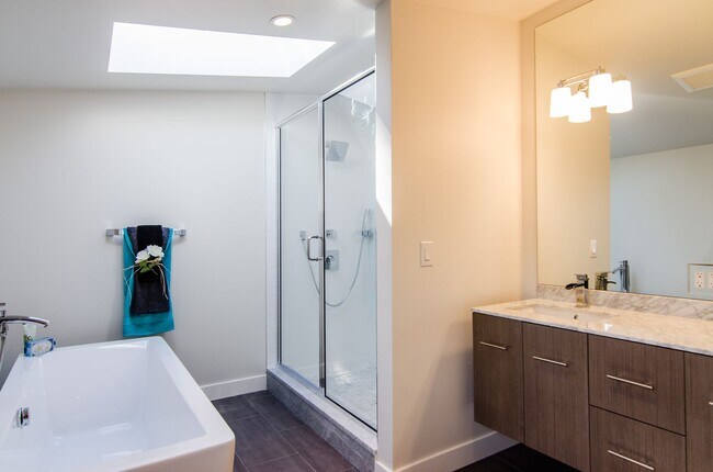 Building Photo - 4Bd/3.5Ba Seattle Home