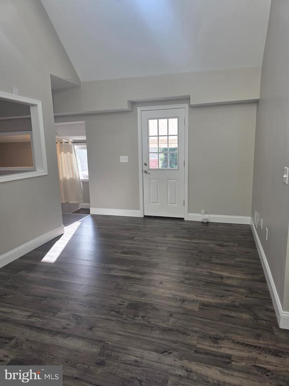 Building Photo - 320 Main St