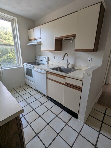 Kitchen - 1411 Commonwealth Ave