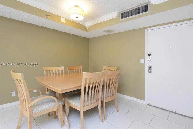 Building Photo - 2625 Collins Ave