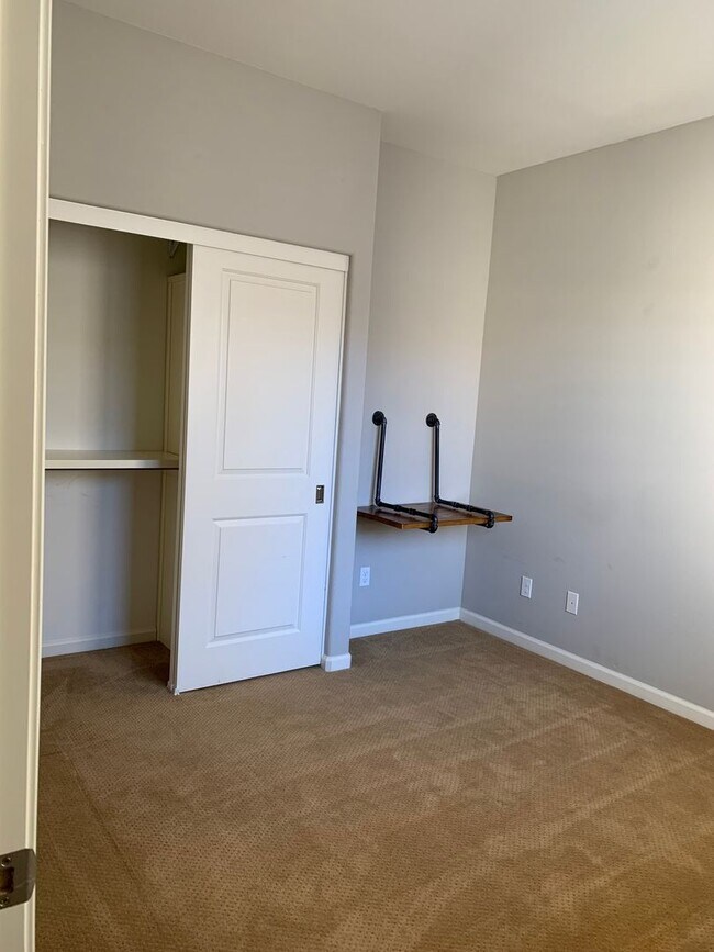 Building Photo - 2 Bed 3 Bath Townhouse For Rent in Temecula