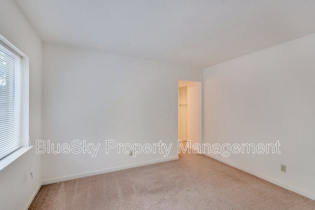 Building Photo - 1214 Clifden Green