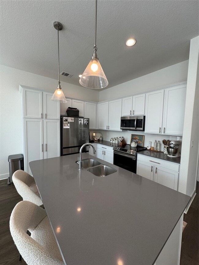 Building Photo - 2050 Lohmans Spur Rd