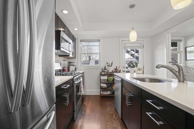 Building Photo - 208-210-210 W Seventh St