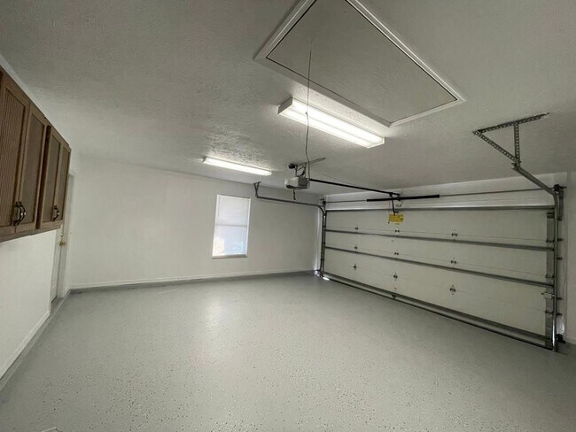 Building Photo - 5400 NW Emblem St