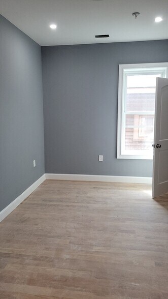 Building Photo - 341 Cambridge St