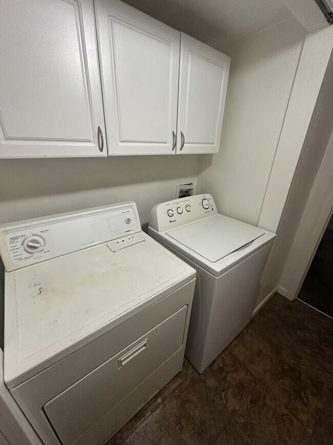 Building Photo - 4 Bedroom Large Home Available, close to UNC