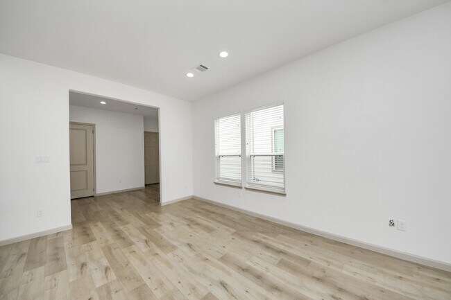 Building Photo - 2119 Esther Dr