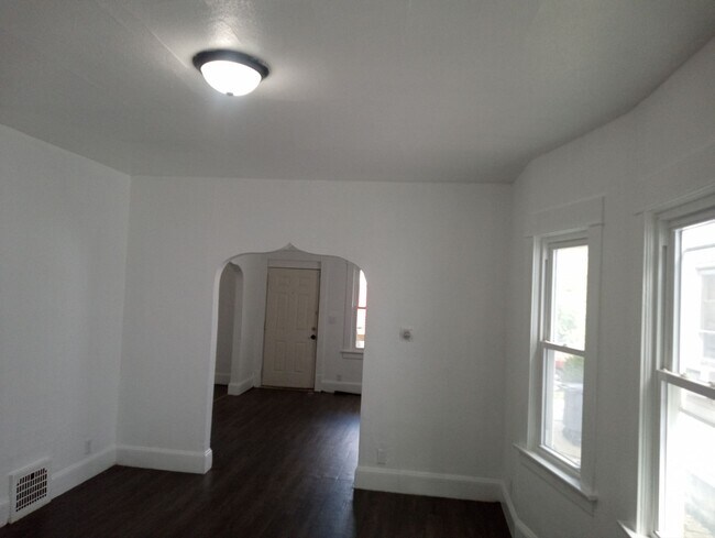 Building Photo - 422 Dexter St