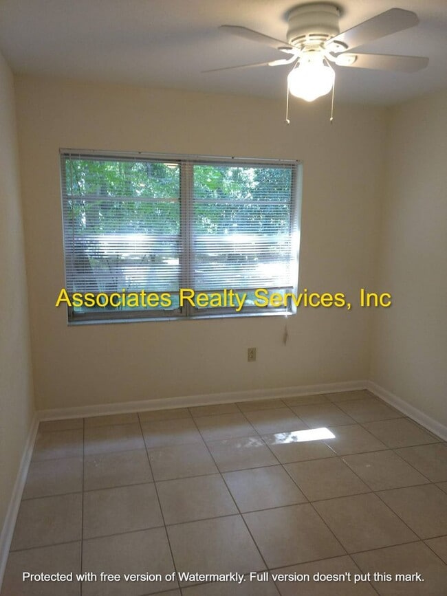 Building Photo - Spacious 4 Bedroom in Mason Manor