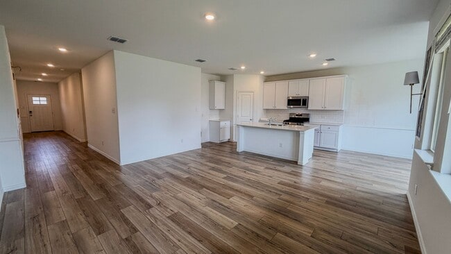 Building Photo - **MOVE IN READY HOME**