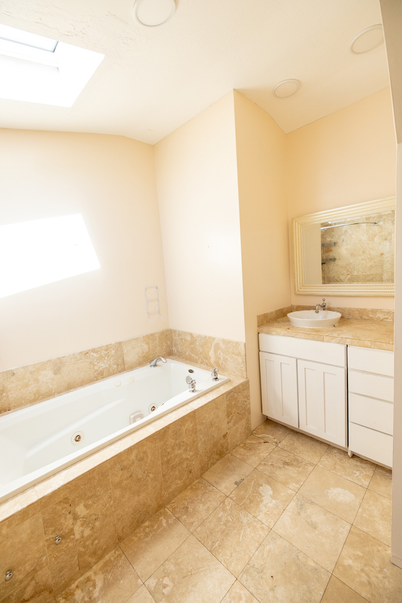 Master Bath Sink/Jet Tub - 1745 Lake St